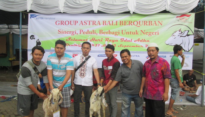 Astra Bagikan Hewan Kurban untuk Masyarakat di Bali