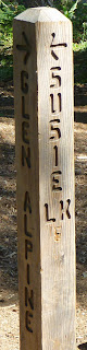 trail post at 17E32/PCT-TRT junction (Susie Lake/Glen Alpine) trail post at 17E32/PCT-TRT junction