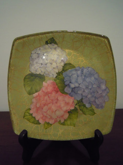 lavorazione-a-decoupage-su-piatto-con-ortensie