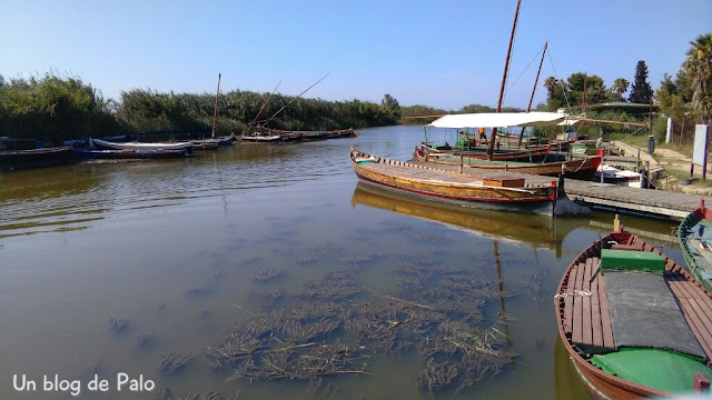 Embarcadero con barcas tradicionales Embarcadero con barcas tradicionales