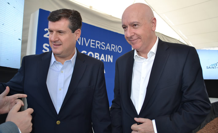 Rogelio Garza Garza, subsecretario de Industria y Comercio de la Secretaría de Economía (SE), acudió al evento del 20 aniversario de la presencia de Saint Gobain en el Parque Industrial Cuautla, Morelos. De izquierda a derecha Rogelio Garza y Dominique Azam, delegado General de Saint Gobain. (Foto: Vanguardia Industrial)