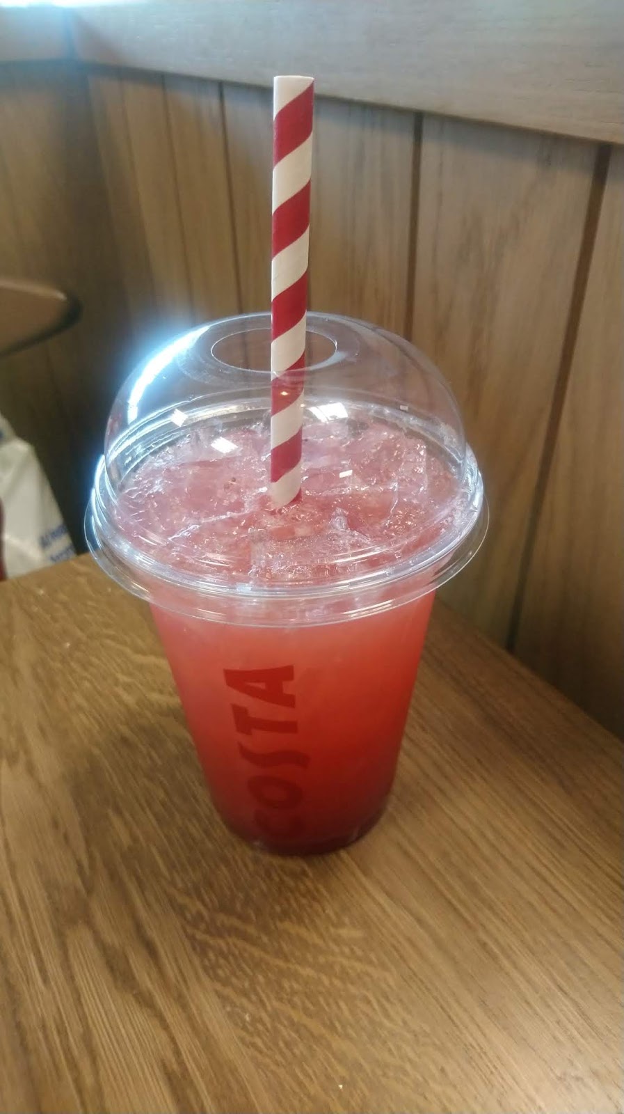 Vraie fiction Costa's Strawberry Lemonade