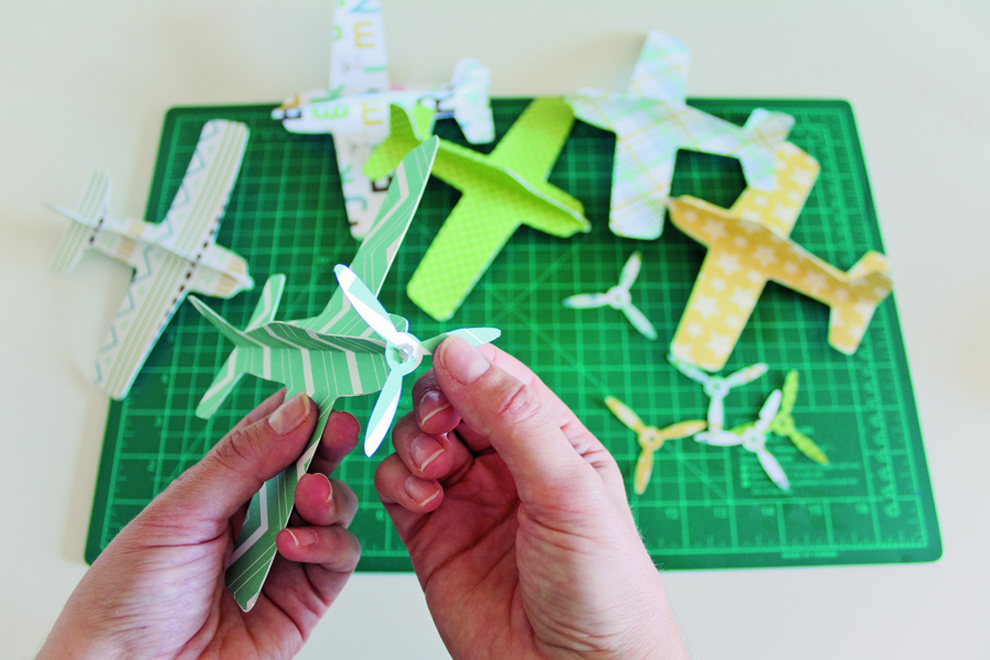 de Papel - blog de DIY, diseño, decoración infantil y en papel: AIRPLANE MOBILE Móvil para bebé de aviones de papel
