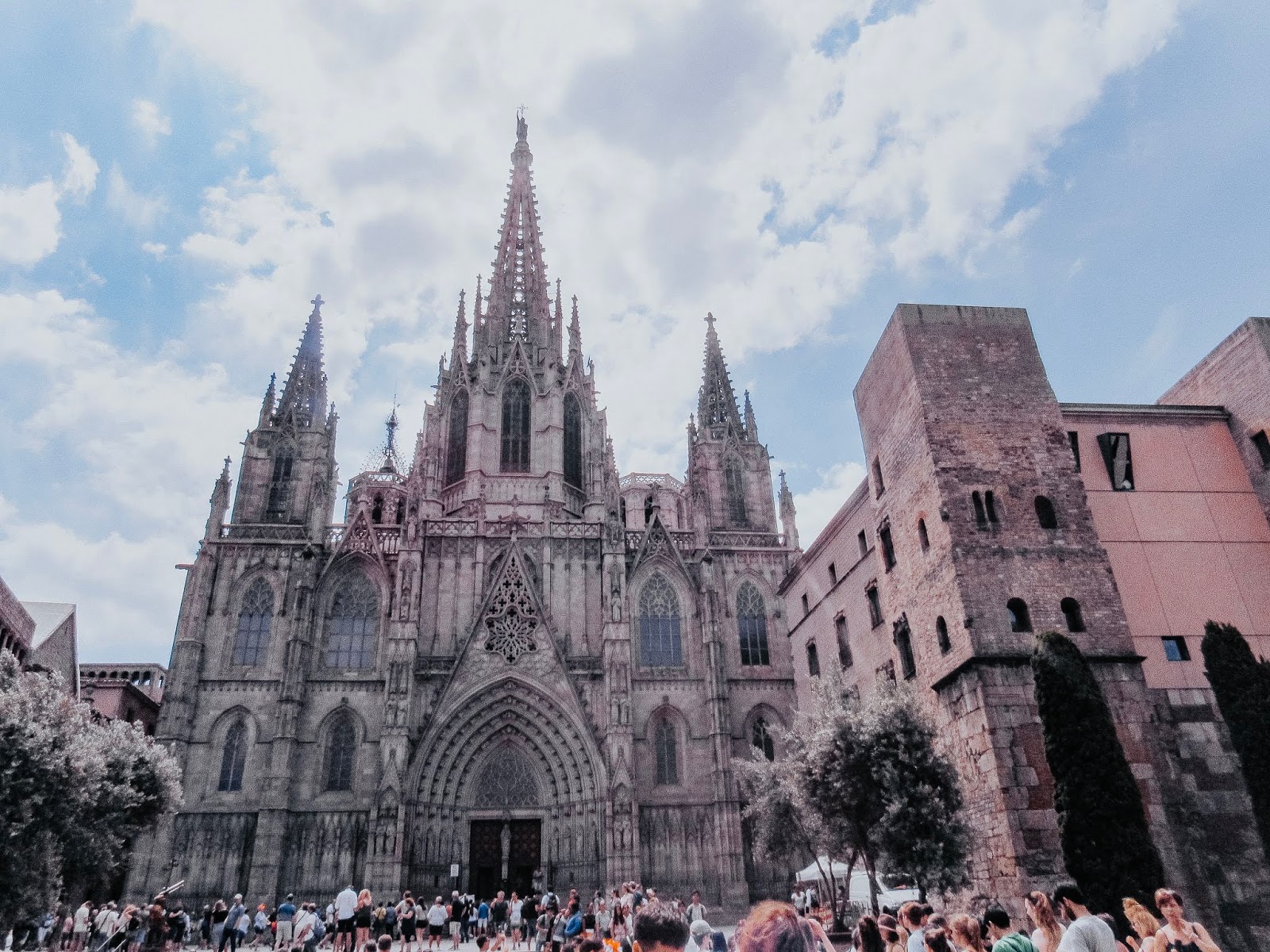 Barcelona Travel Guide - Things to Do & Visit