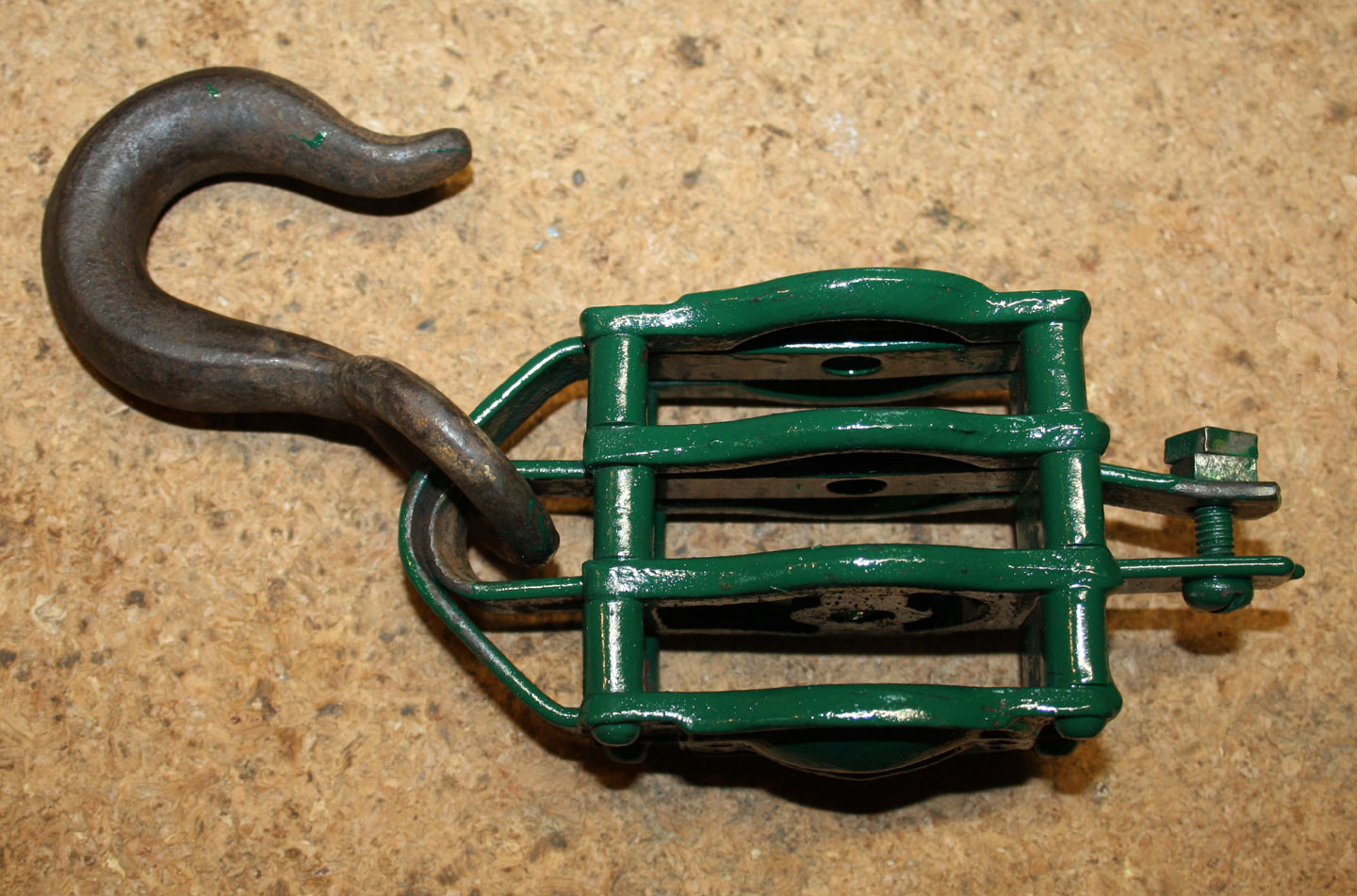 triple pulley block and tackle