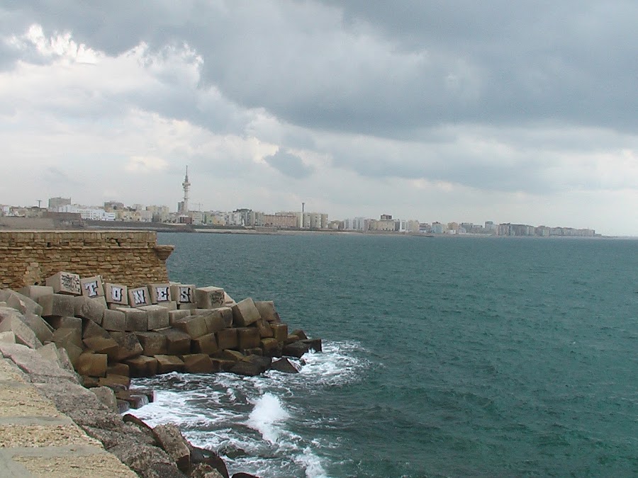 Playa de La Victoria, Cádiz considerada la mejor playa urbana de Europa.