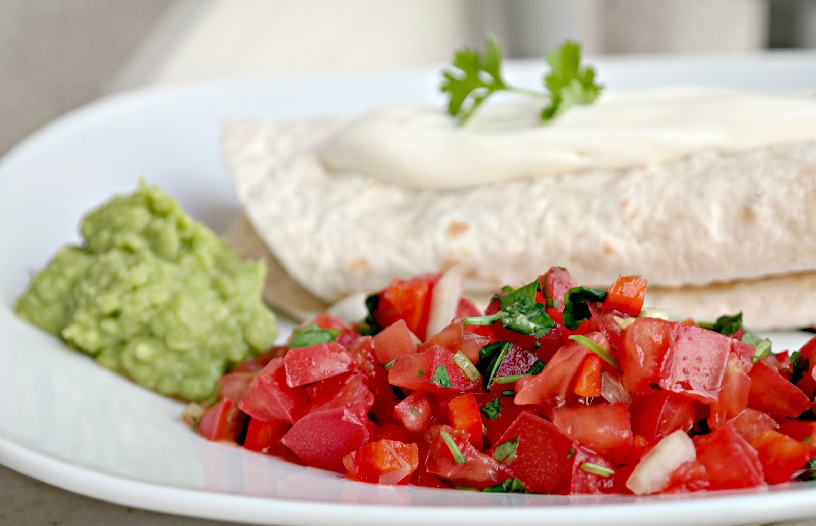 Sentymentalna kuchnia Burrito z guacamole i salsą fresca