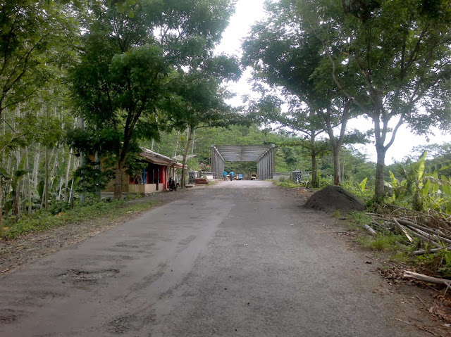 Jalan jelek sekitar Leuweung Sancang. Gak syerem lagi kan ? ... Jalan jelek sekitar Leuweung Sancang. Gak syerem lagi kan ? ...