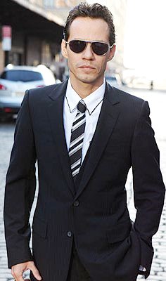 Marc Anthony Foto de Marc Anthony con saco y corbata