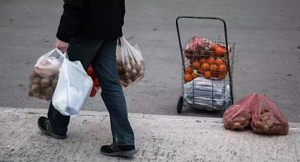 Νέο «χαράτσι» στις πλαστικές σακούλες: Στο στόχαστρο περίπτερα και λαϊκές αγορές Νέο «χαράτσι» στις πλαστικές σακούλες: Στο στόχαστρο περίπτερα και λαϊκές αγορές