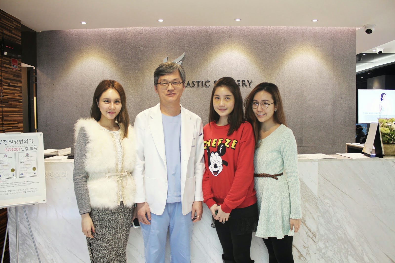 Chụp ảnh lưu niệm với bác sĩ Man Koon Suh Chụp ảnh lưu niệm với bác sĩ Man Koon Suh