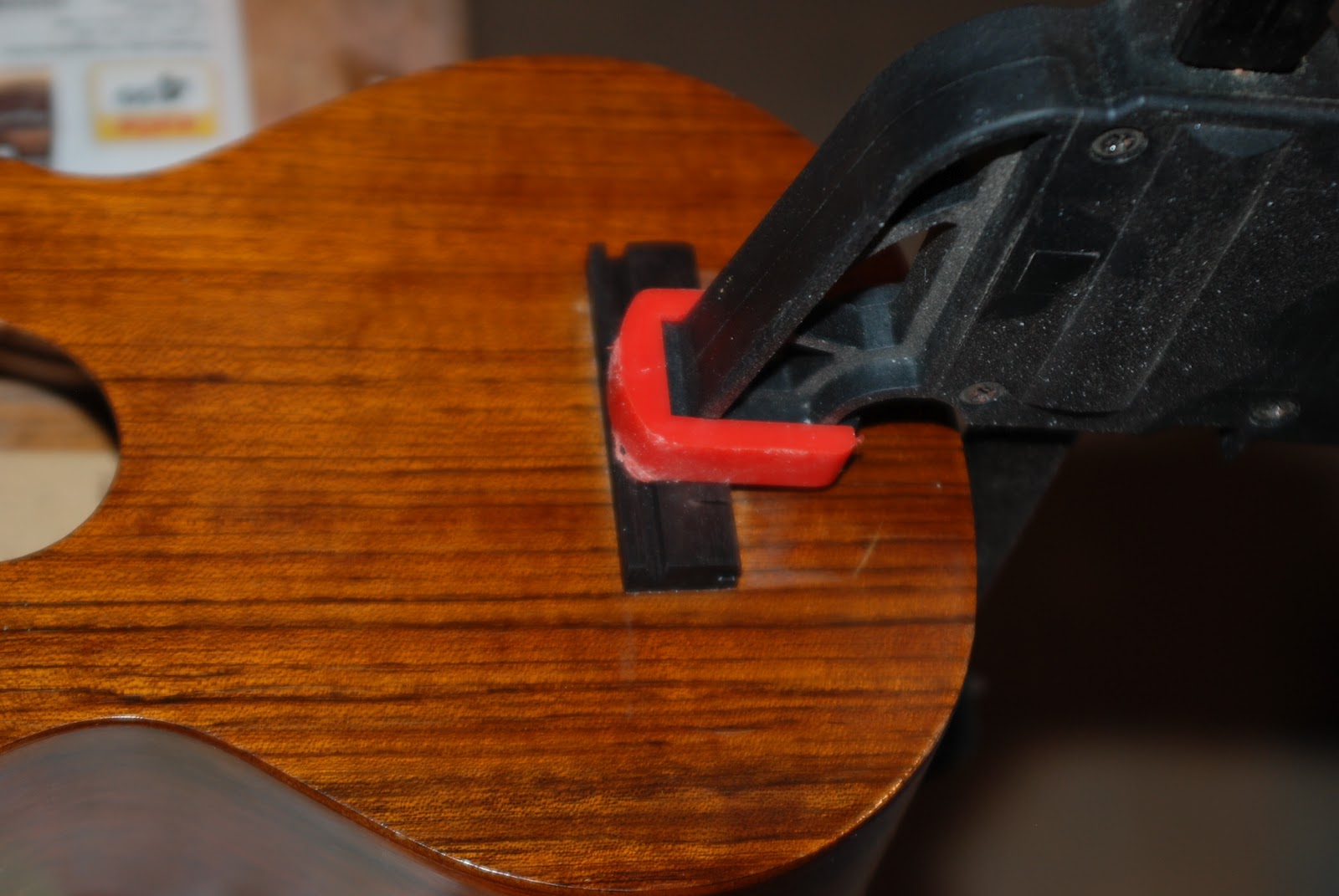 UKEonomics Vintage Harmony ukulele replacing a broken bridge