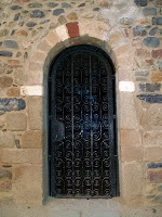 Porta d'entrada de la capella de Sant Corneli i Sant Cebrià