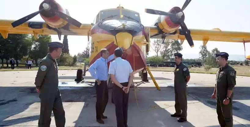 Μητσοτάκης στη βάση των αρχαίων καναντέρ: Προτεραιότητα η επισκευή και συντήρηση των αεροσκαφών μας Μητσοτάκης στη βάση των αρχαίων καναντέρ: Προτεραιότητα η επισκευή και συντήρηση των αεροσκαφών μας