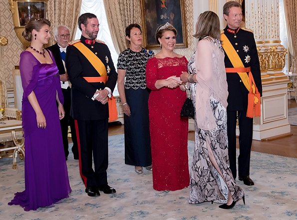 At the National Day gala, Maria Teresa wore the Belgian Scroll Tiara, Prenses Stephanie wore her butterfly tiara, diamond earring