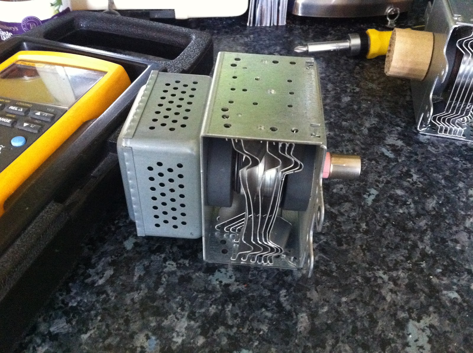 Микроволновка плохо греет но работает. Микроволновая печь не греет но работает в чем причина. Микроволновка горение предохранитель высоковольтный. Микроволновка перестала греть. Микроволновка плохо греет но работает.