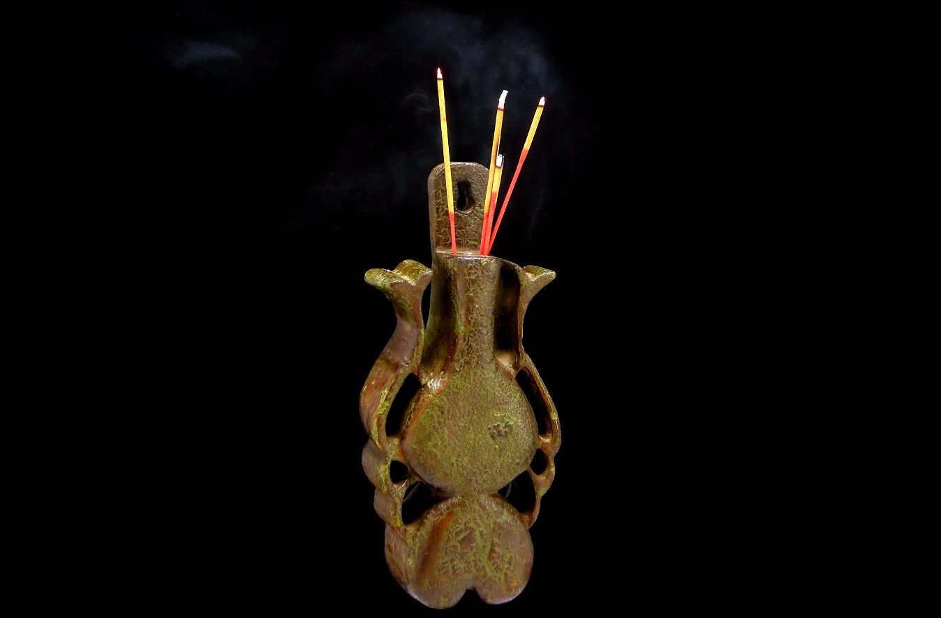 PATINA CINA PERANAKAN PERANAKAN WALL MOUNTED INCENSE STICK BURNER