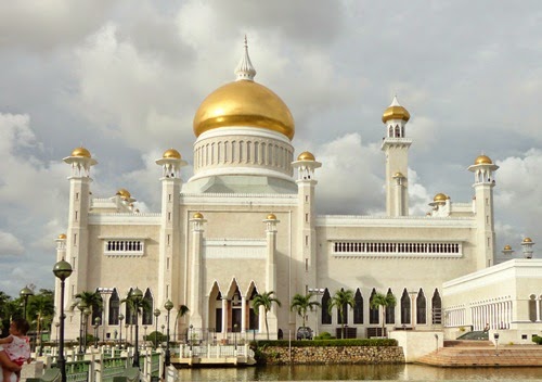 Gambar Masjid Omar Ali Saifuddien Di Brunei Darussalam, Bandar Seri Begawan, kadar tukaran mata wang asing Brunei dan Ringgit Malaysia, jalan-jalan makan angin, percutian keluarga, passport melancong