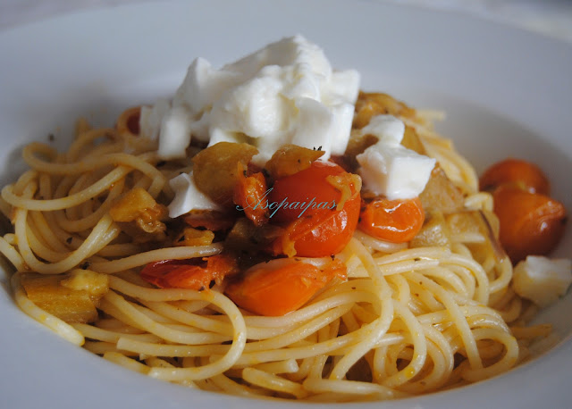 Espaguetis con Berenjenas, Tomates Cherry y Mozzarella (Spaghetti melanzane, pomodorini e bufala) 