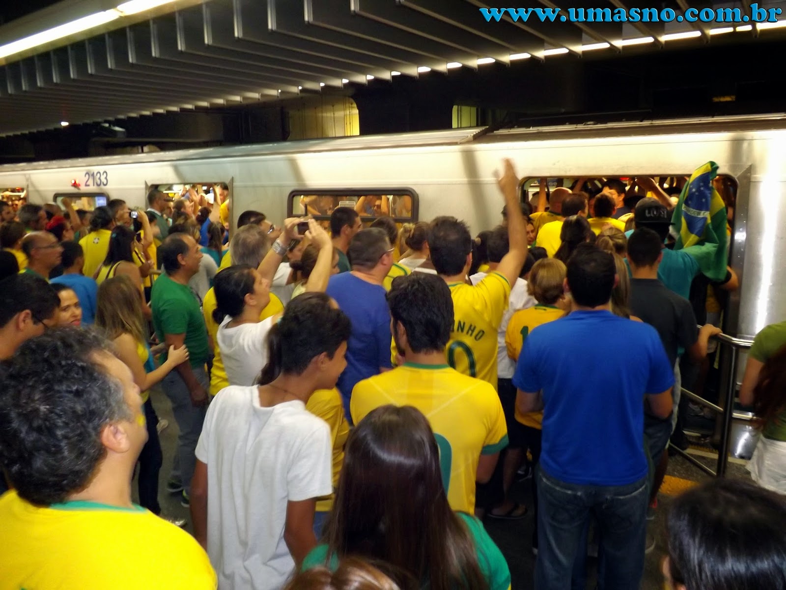 Metrô de São Paulo com Manifestantes do dia 15 de Março - Um Asno Metrô de São Paulo com Manifestantes do dia 15 de Março - Um Asno