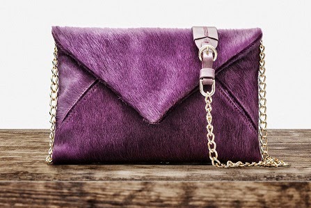 http://www.uterque.com/es/es/bolsos/bolsos-de-mano/sobre-pelo-morado-c37001p5097002.html?color=611