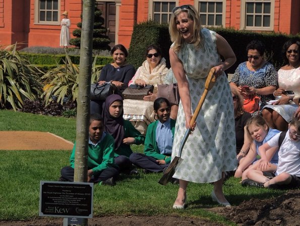 Countess Sophie of Wessex visited Kew Gardens in London together with spouses of heads of government who attend CHOGM2018