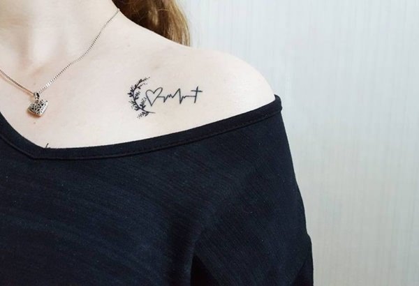 Tatuagens femininas na clavícula Tatuagens femininas na clavícula