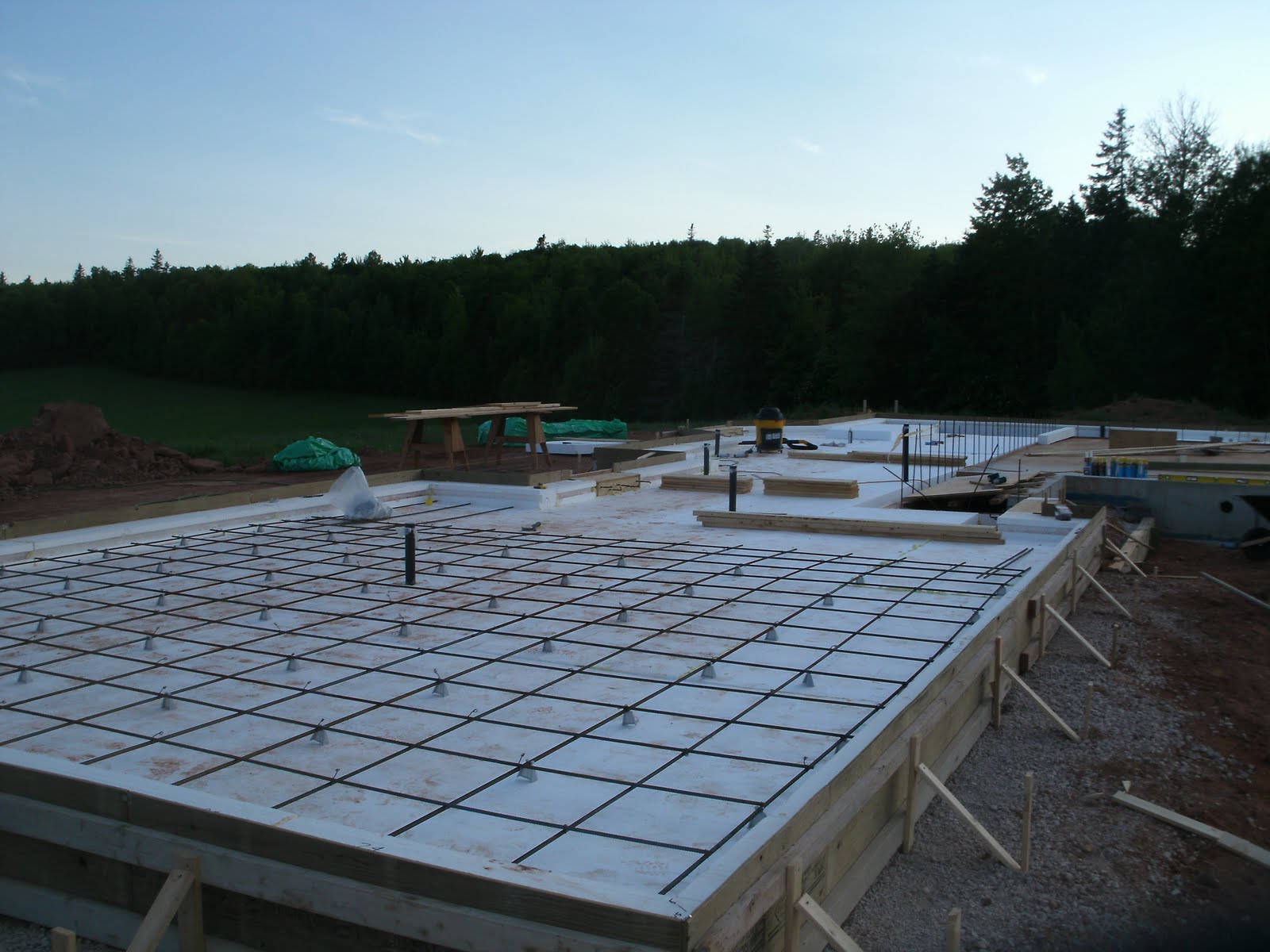 PEI ECO PLUS LIVING PROJECT Slab forms braced, 6" sub