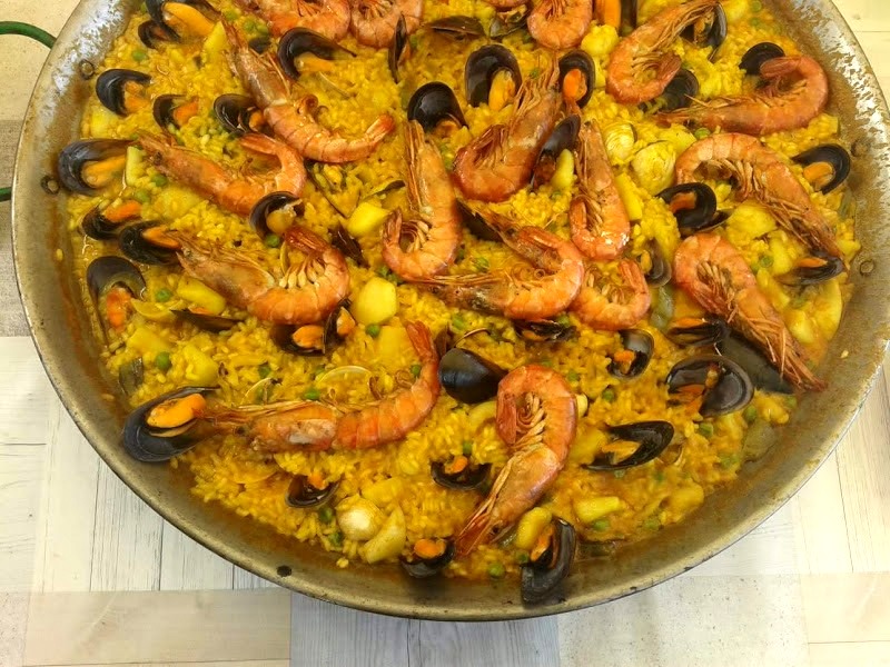Arroz con sepia, marisco y caldo de pescado.