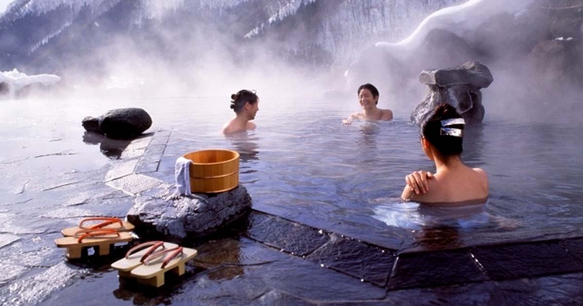 Tắm suối nước nóng ở nhật bản và ngắm pháo hoa điểm đến lý tưởng Tắm suối nước nóng ở nhật bản và ngắm pháo hoa điểm đến lý tưởng