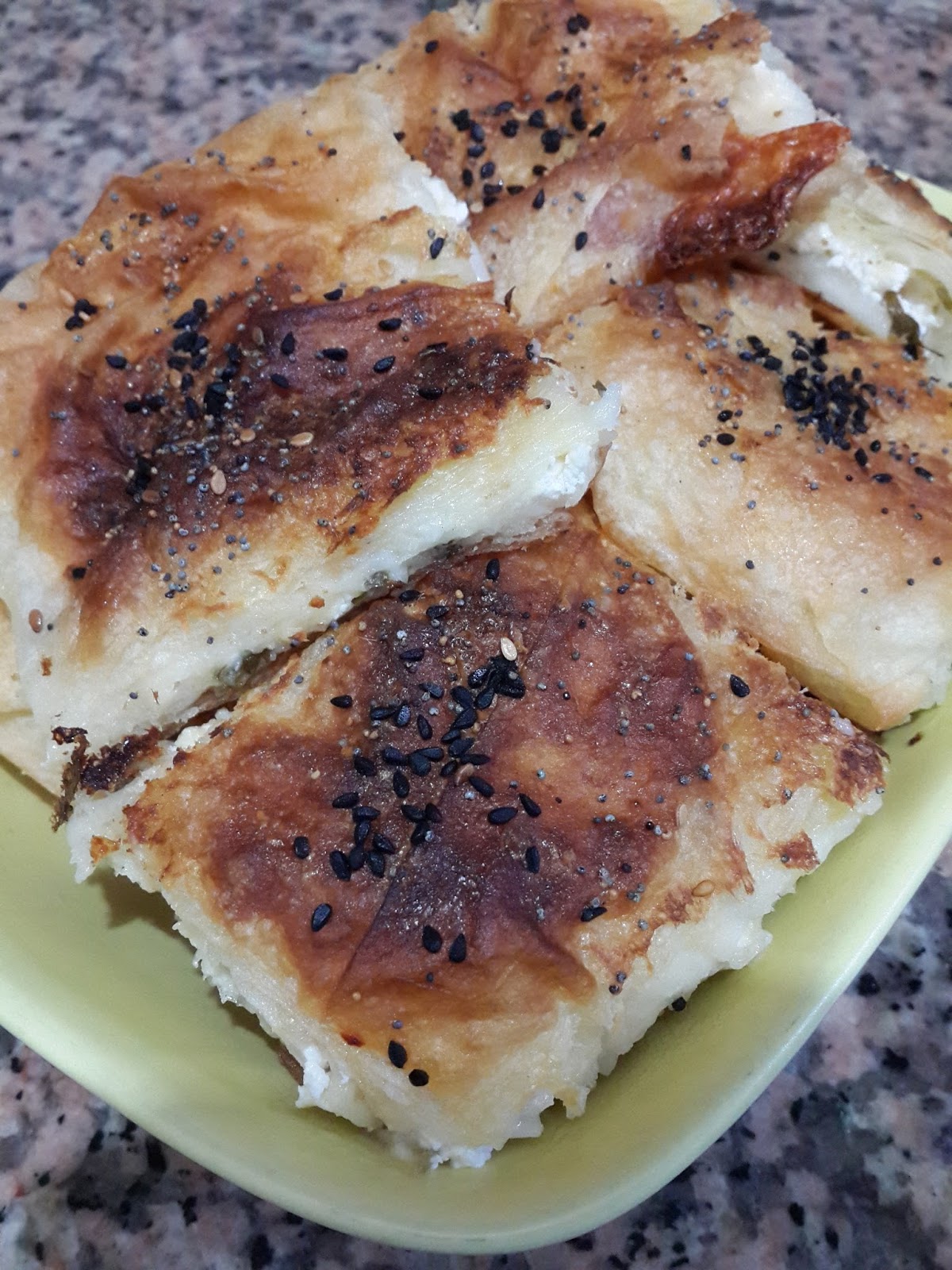 Sihirli Yemek Kutusu SOSLU TEPSİ BÖREĞİ