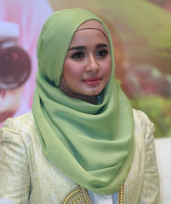Gaya Fashion Hijab Ala Artis Terbaru 2017/2018 Gaya Fashion Hijab Ala Artis Terbaru 2017/2018
