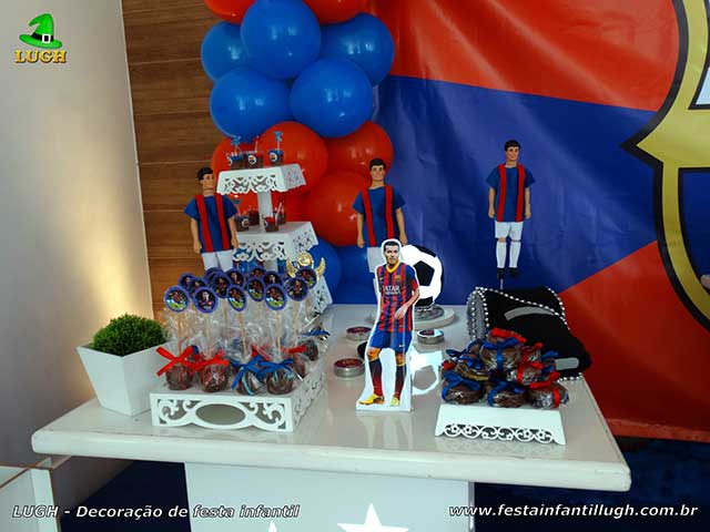 Mesa decorativa para o bolo de aniversário com o tema de Barcelona