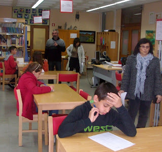 Imagem com alunos e professores na biblioteca da EB 2/3 Frei Caetano Brandão, durante o concurso.