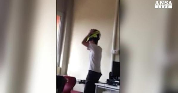Bullismo a Scuola: Video aggressione al professore di Lucca su WhatsApp e poi in tutti i Social