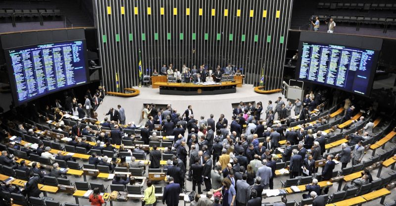 Deputados querem aumento de salário igual ao do Supremo