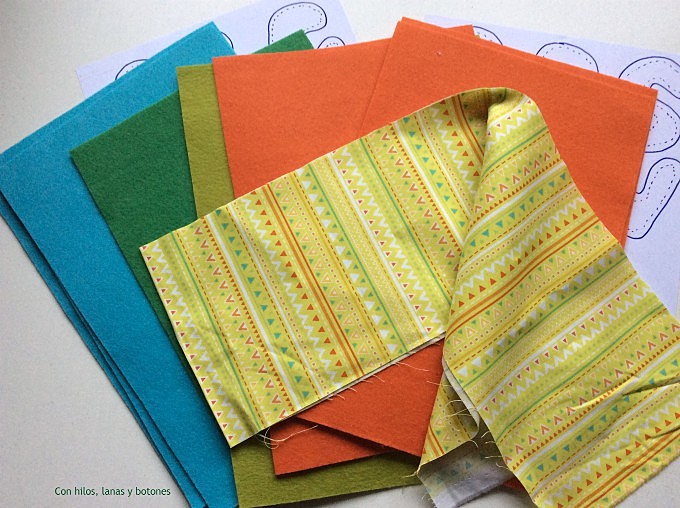 Con hilos, lanas y botones: Llaveros con iniciales