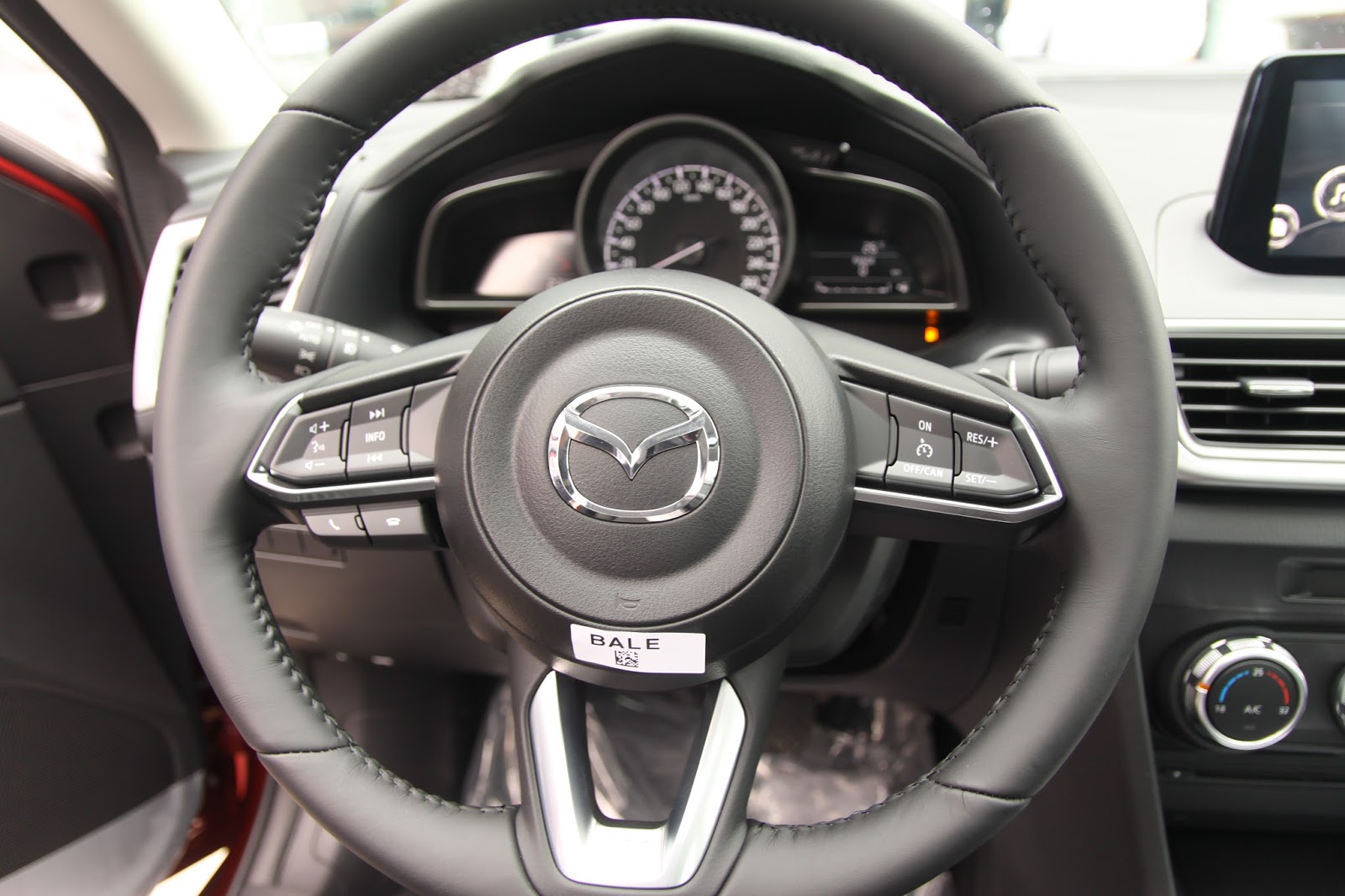 vô lăng xe mazda 3 2017