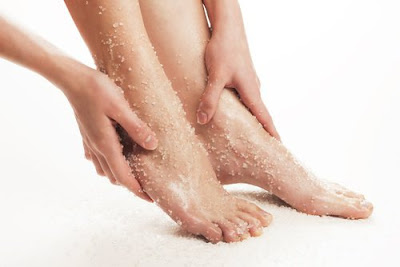 Talons fendillés: Exfoliation et masque pieds