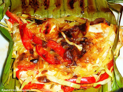Opakapaka oder Hawaiian Pink Snapper mit Gemüse in gegrillten Bananenblatt, geöffnet