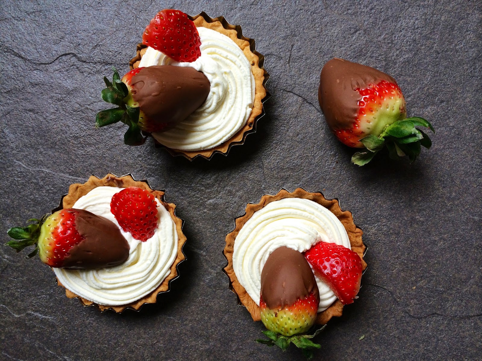 Tartaletas de chocolate, nata y fresas