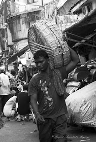 porter, chor bazaar, mumbai, monochrome monday, black and white weekend, street, street photography, streetphoto, india, 