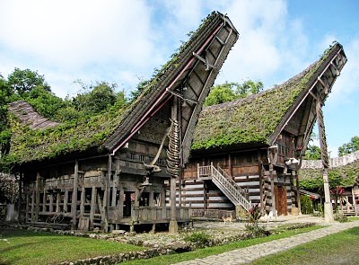 Bentuk Arsitektur Rumah Adat Toraja Atau Tongkonan Dan Fungsinya Bentuk Arsitektur Rumah Adat Toraja Atau Tongkonan Dan Fungsinya