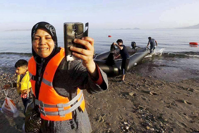 Αποτέλεσμα εικόνας για λαθρομετανάστες βγάζουν 'σέλφι'