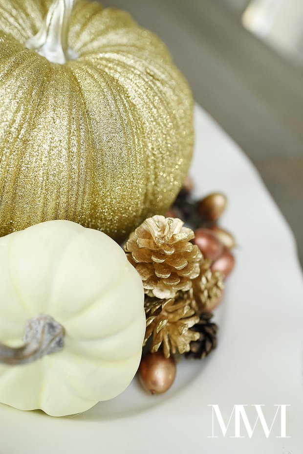 Budget friendly fall decor ideas Gold glitter pumpkins paired with creamy white neutral decor for a fall tablescape centerpiece. | #falldecor #falldecorations #falldecorating #monicawantsit