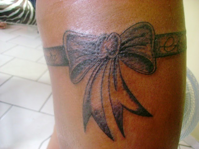 Prince Tattoo tatuagem de laço na perna feminina