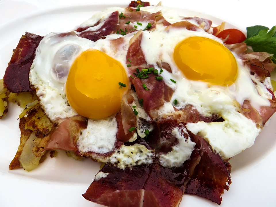 Huevos con bacon y nido de patatas
