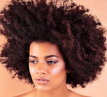 Model Afro-textured Model Afro-textured