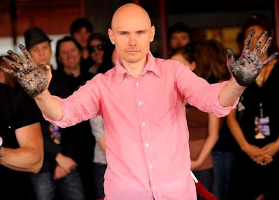 Billy Corgan Foto de Billy Corgan mostrando sus manos