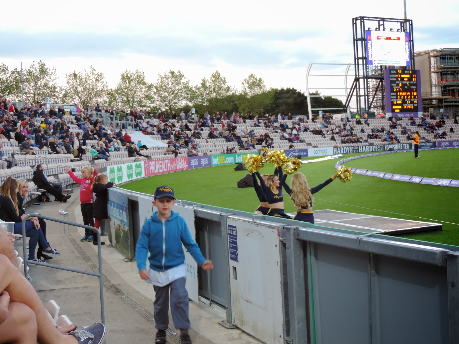 ageas rose bowl eastleigh southampton pom pom cheerleader dancing girls at natwest blast t20 cricket match
